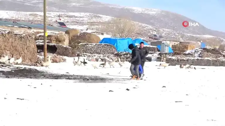 Ardahan'da Çocuklar Karda Kızak Keyfi Yaşıyor!