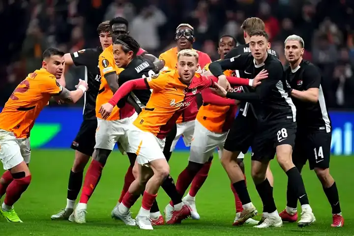 Galatasaray Avrupa'ya Veda Etti! AZ Alkmaar'ın Zaferi Hollanda'da Manşetlerde