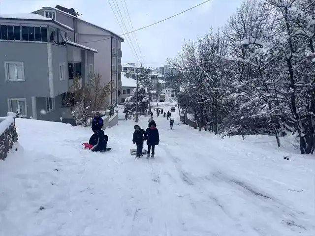 Ladik'te Kar Keyfi: Çocuklar Karda Eğleniyor!